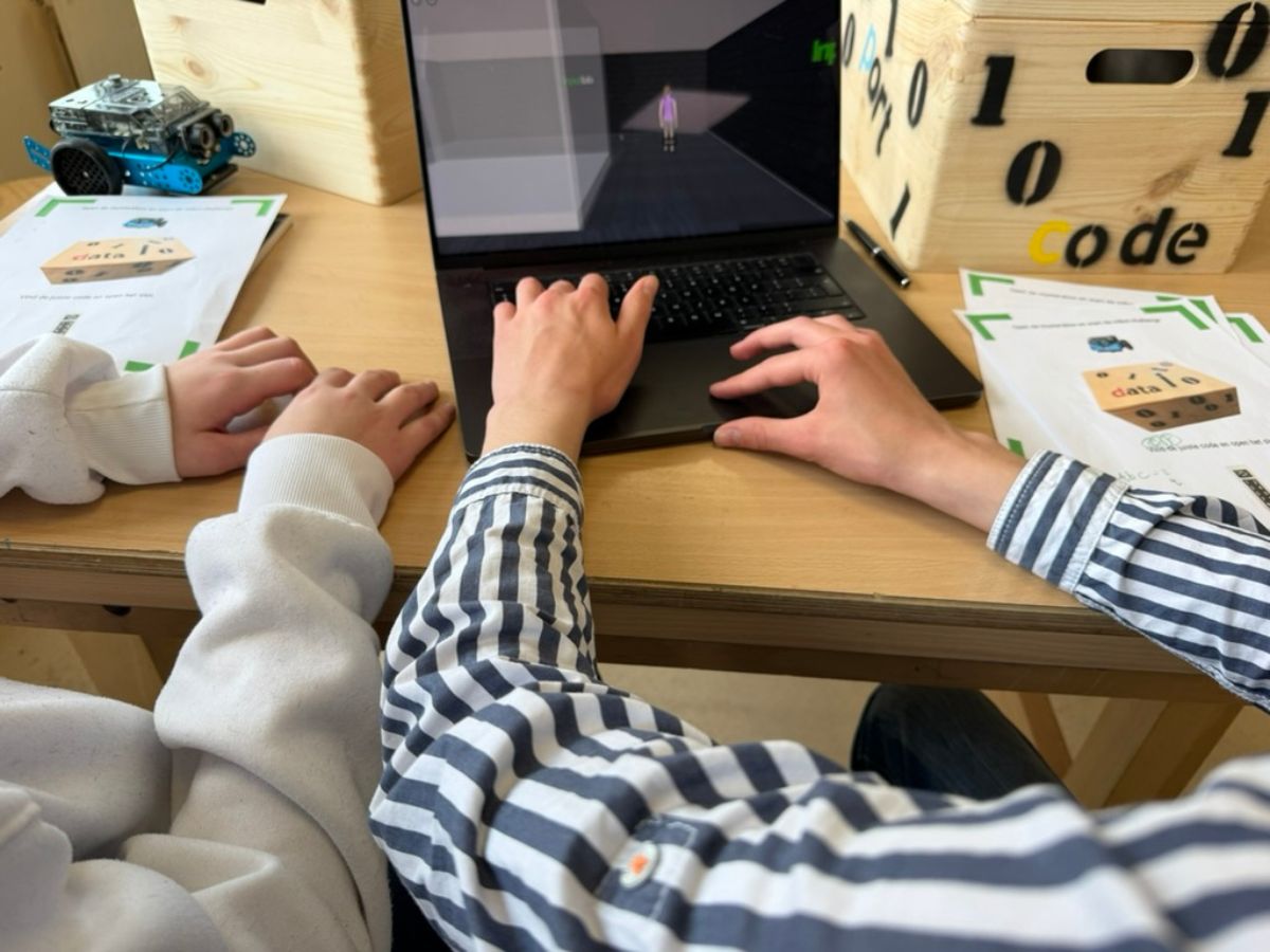 Deelnemers aan de ICT-Challenge aan het werk