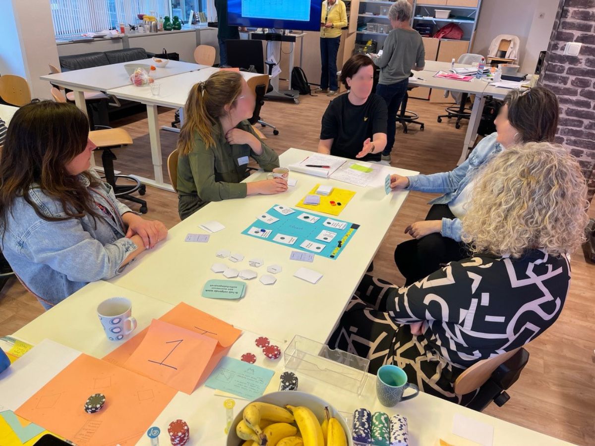 Professionals proberen samen een spel uit