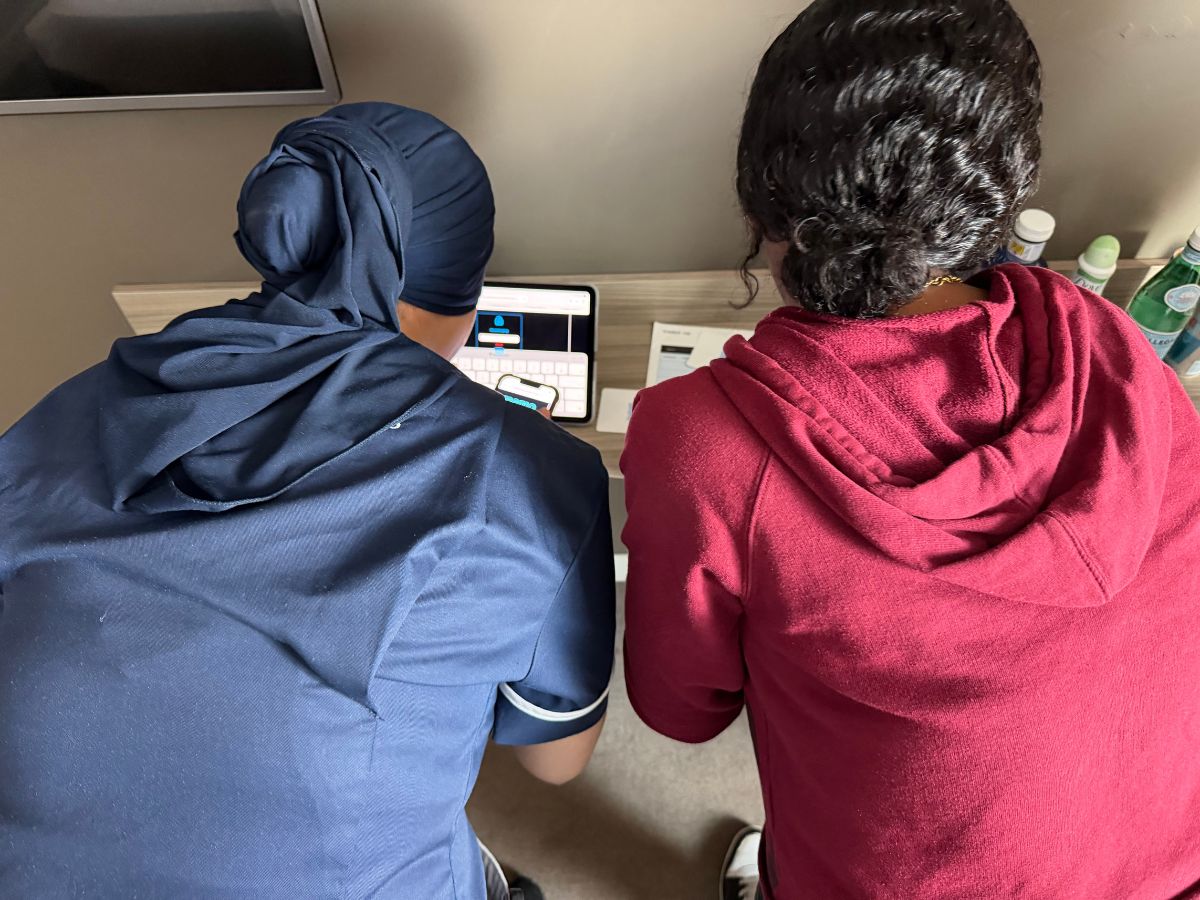 Deelnemers aan de slag in de Signaalkamer